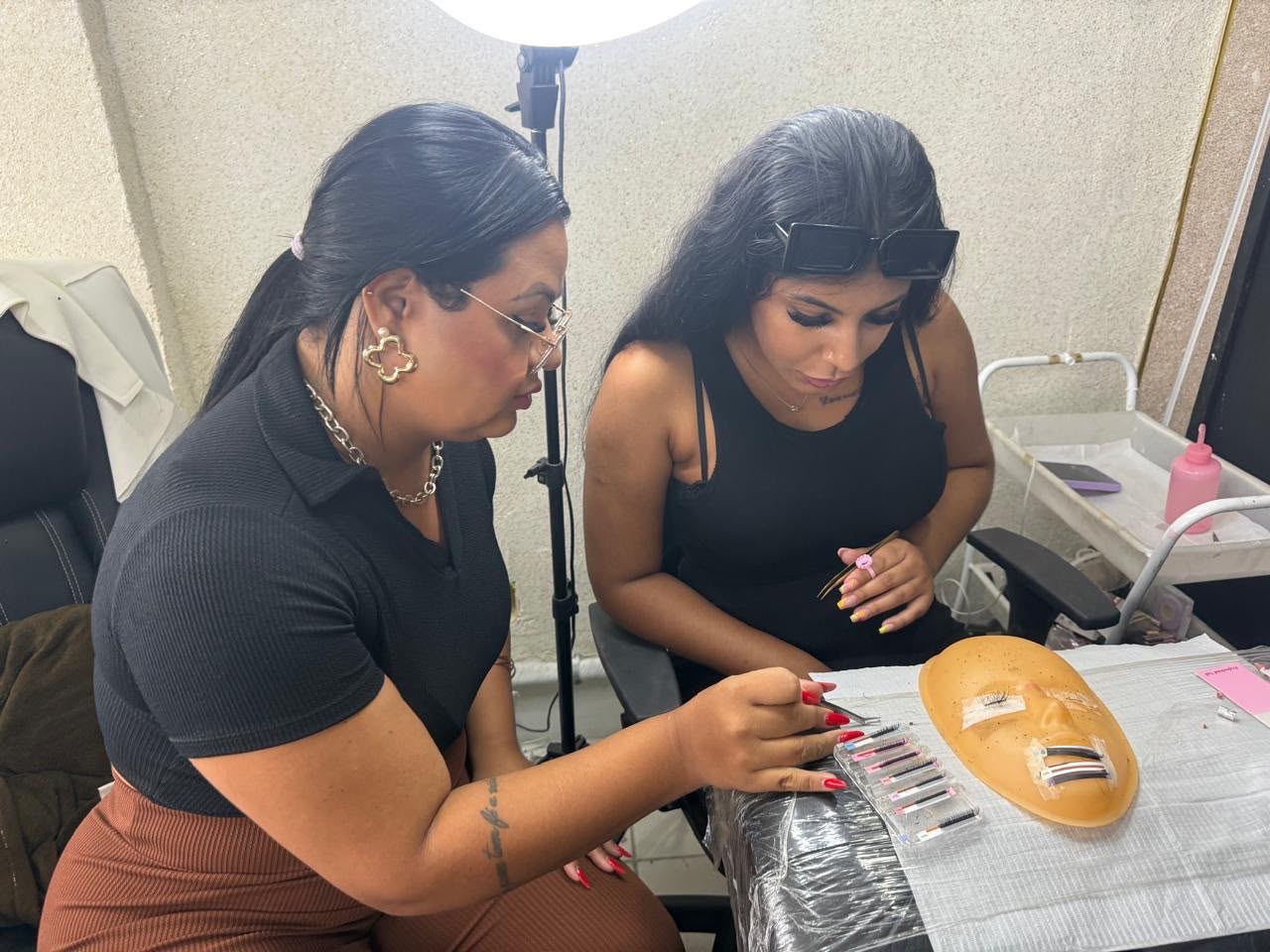 Aluna em prática · modelo real · formada no curso de extensão de cílios da Amanda
